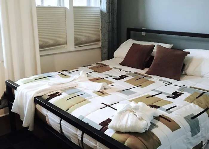 House 5863- Chicago's Premier Bed and breakfast 4*