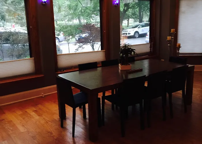 House 5863- Chicago's Premier Bed & Breakfast 4*