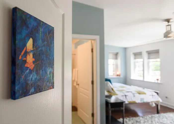 House 5863- Chicago's Premier Bed & Breakfast