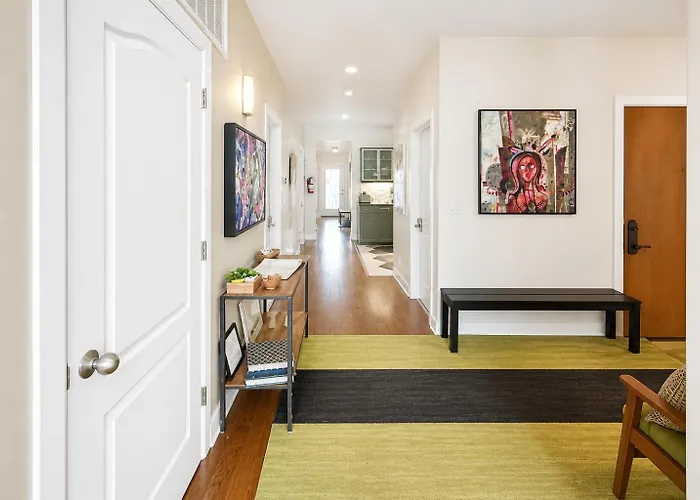 Bed & Breakfast House 5863- Chicago's Premier Chicago