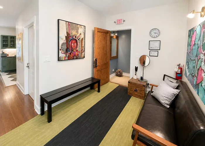House 5863- Chicago's Premier Bed & Breakfast