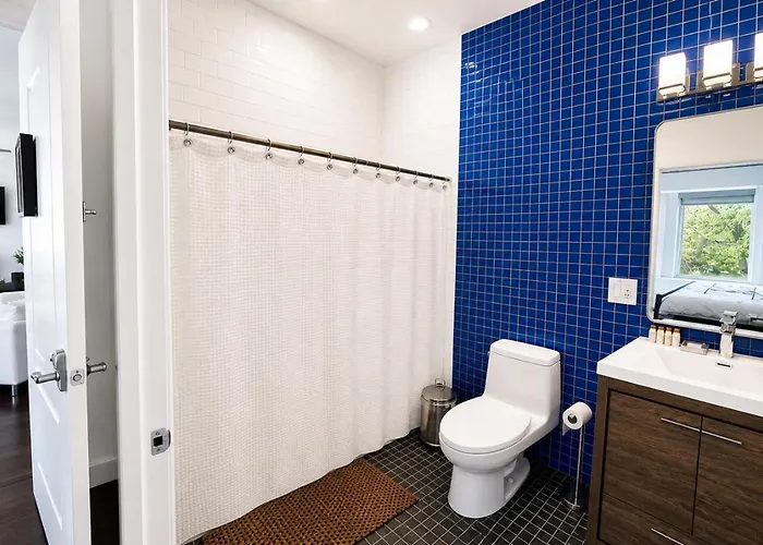 House 5863- Chicago's Premier Bed & Breakfast
