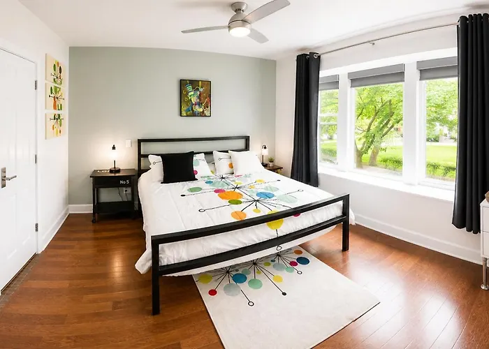House 5863- Chicago's Premier Bed & Breakfast Chicago