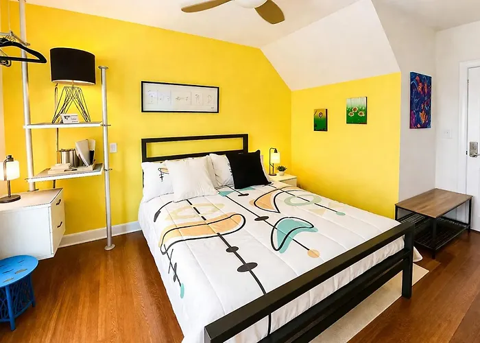 House 5863- Chicago's Premier Bed & Breakfast