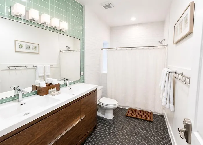 Bed & Breakfast House 5863- Chicago's Premier Chicago