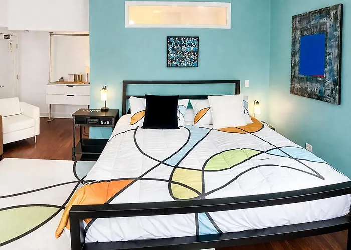 House 5863- Chicago's Premier 4* Chicago