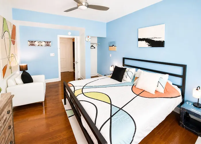 House 5863- Chicago's Premier 4* Chicago