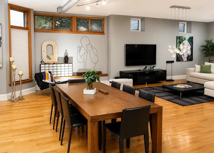 House 5863- Chicago's Premier 4* Chicago