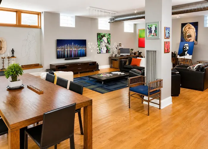 House 5863- Chicago's Premier 4* Chicago