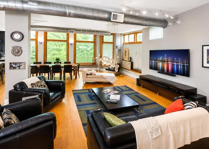 House 5863- Chicago's Premier 4*