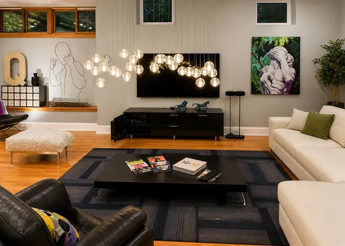 House 5863- Chicago's Premier Bed & Breakfast