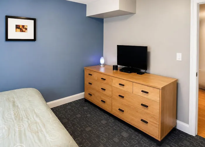 House 5863- Chicago's Premier 4*