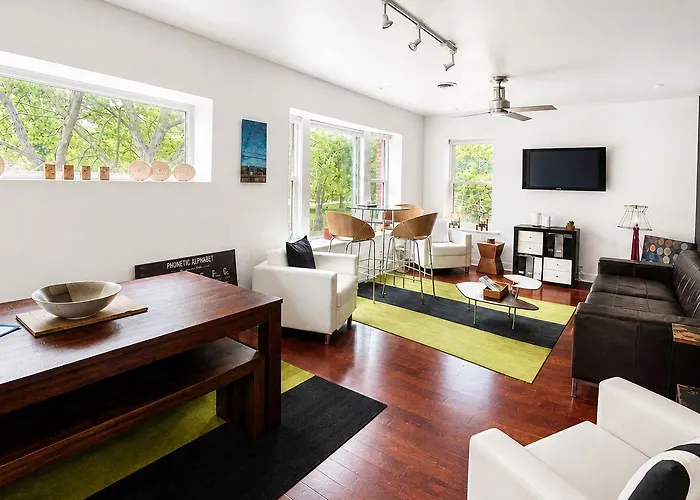House 5863- Chicago's Premier 4* Chicago