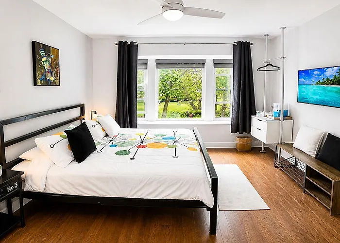 House 5863- Chicago's Premier 4* Chicago